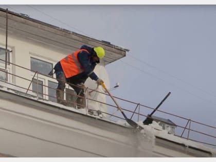 В Смоленске продолжаются работы по очистке крыш зданий от снега и льда