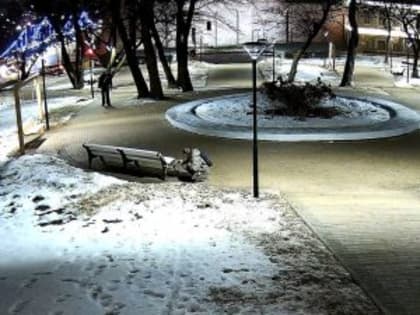 В Смоленске вандалы разрисовали граффити остановки и лавочку на улице Соболева