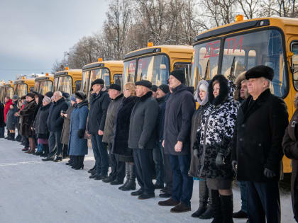 ГУБЕРНАТОР АЛЕКСЕЙ ОСТРОВСКИЙ ВРУЧИЛ КЛЮЧИ ОТ НОВЫХ ШКОЛЬНЫХ АВТОБУСОВ