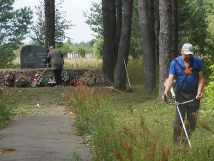 Руднянские партийцы провели патриотический субботник в «День доброхотов»