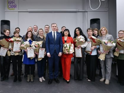 Василий Анохин вручил награды смоленским работникам печати и СМИ