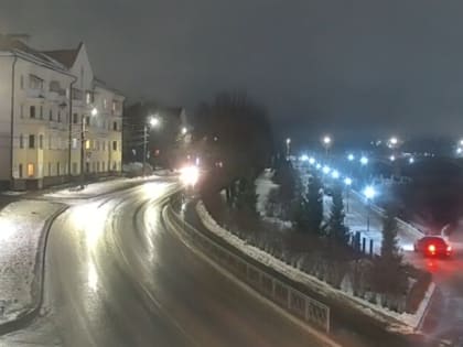 В Смоленске автомобилист устроил гонки по пешеходной части набережной