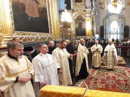 Богослужение в Свято-Успенском кафедральном соборе в праздник Обрезания Господня и день памяти свт. Василия Великого