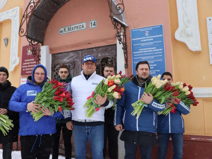 Активисты Смоленского регионального отделения поздравили жительниц города с Международным женским днём