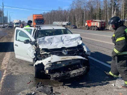 На трассе М-1 в Гагаринском районе столкнулись легковушка Renault Logan и большегруз Fiat