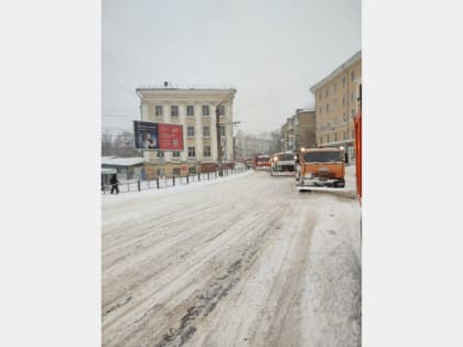 В Смоленске ведут уборку города от снега