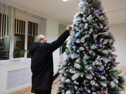 В Администрации Хиславичского района продолжается Акция «Ёлка желаний»