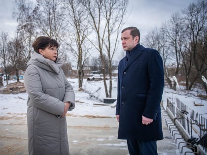 Алексей Островский посетил стройплощадку Фроловского моста и школу №5 в Вязьме