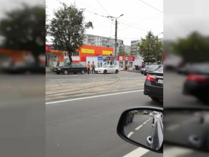 В Смоленске автохам заблокировал движение трамваев в центре города