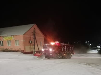 Работники МУП «МКС» приступили к активной уборке снега на улицах п. Монастырщина