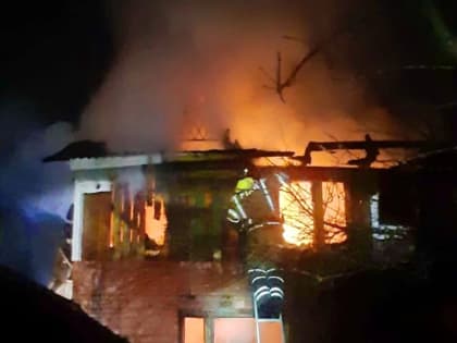 В Смоленске на улице Подлесной вспыхнул дачный дом