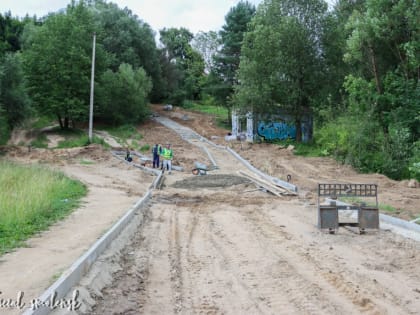 В Смоленске продолжается благоустройство территории Солдатского озера