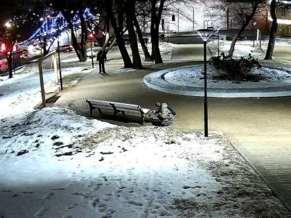 В Смоленске вандалы испортили остановку и лавочку в сквере на Соболева