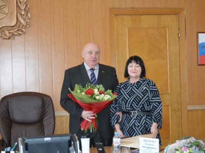 На еженедельном рабочем совещании Глава муниципального образования «Руднянский муниципальный округ» Смоленской области Юрия Ивановича Ивашкина поздравили с 30-летием руководства ра