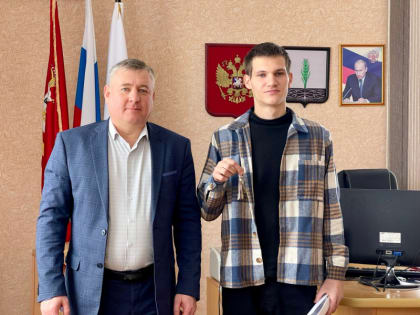 Глава района А.В. Голуб вручил ключи от благоустроенной квартиры