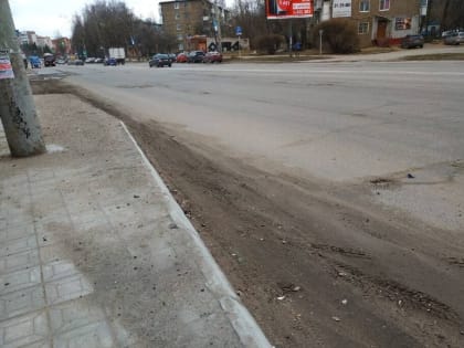 «Смоленскавтодор» убирает улицы от грязи и вывозит мусор с остановок