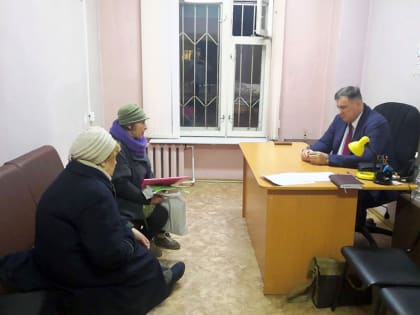 Анатолий Овсянкин взял на контроль несколько обращений смолян