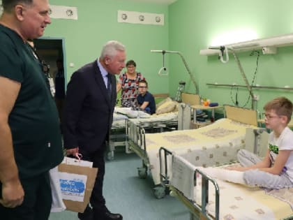 Смоляне дарят подарки детям в больнице