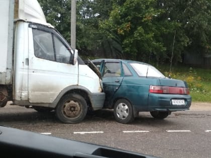 Под Смоленском «Газель» протаранила «десятку»