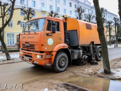 В Смоленске началась интенсивная весенняя уборка территорий