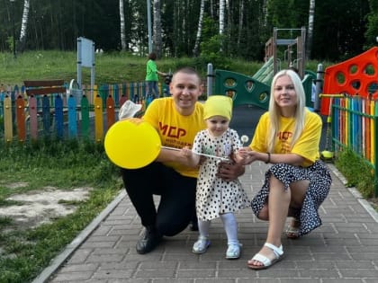 В День защиты детей смоленская Молодежь СПРАВЕДЛИВОЙ РОССИИ провела праздничную акцию