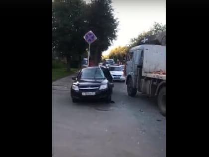 Под Смоленском жесткая авария с Камазом попала на видео