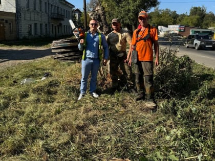 Уборка территории у автобусной остановки в Смоленске