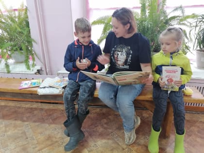 Литературные встречи на скамейке «С детства с книгой я дружу»
