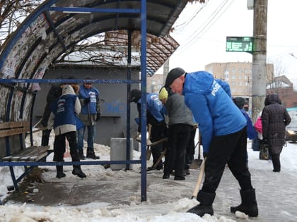 В Промышленном районе Смоленска очистили от снега и льда остановки и пешеходные переходы