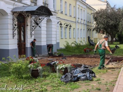 На улице Маяковского обустраивают сцену для артистов