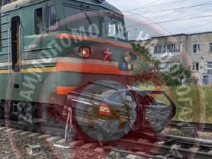 Появились фото с места столкновения поезда и легковушки под Смоленском