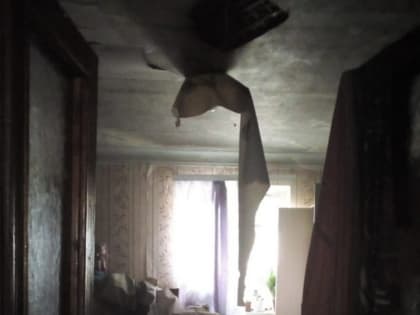 Под Смоленском залитую кипятком квартиру с дырой в потолке сняли на видео