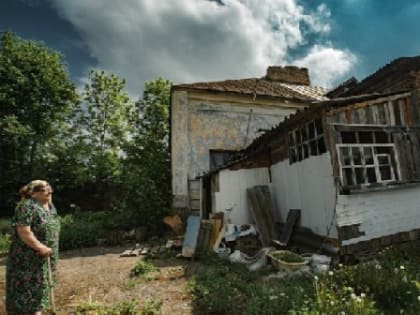 85-летней пенсионерке, проживающей в разрушенной конюшне, дали квартиру