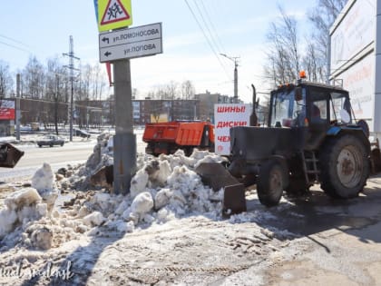 В Смоленске идет интенсивная уборка снега и льда