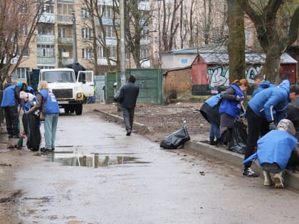 В Ленинском районе Смоленска прошел субботник