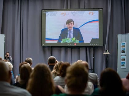 Министру образования Кравцову рассказали о мерах поддержки смоленских педагогов
