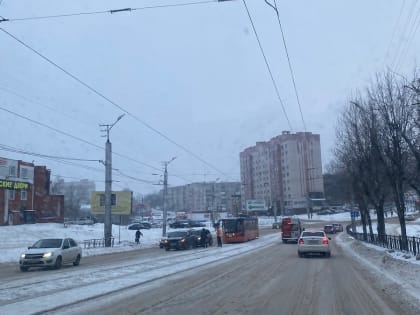 В Смоленске ДТП спровоцировало остановку общественного транспорта