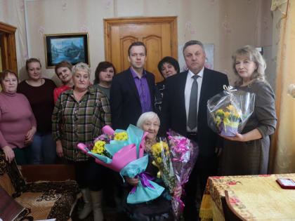 Поздравление и вручение знака «Жителю блокадного Ленинграда» Фроленковой Клавдии Михайловне