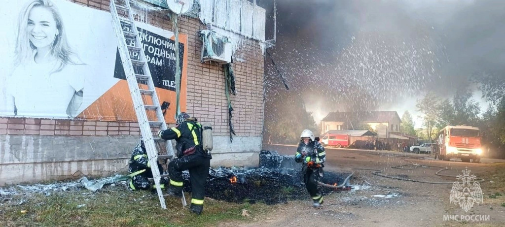 5 декабря 2015. Кафе Бута Смоленск Лубня. Пожар в кафе. Пожар в магазине. МЧС Смоленск.