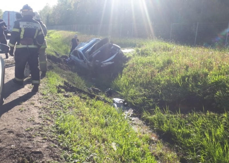 Авария на трассе м1 в Смоленской области. Авария под Смоленском на м1 вчера. ДТП на трассе м1 Беларусь. Машина улетела в кювет на трассе.