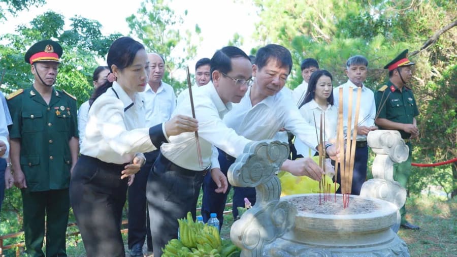 Các đồng chí Thường trực Đảng ủy phường Đồng Hới dâng hương viếng mộ Đại tướng Võ Nguyên Giáp - Ảnh: P.V.