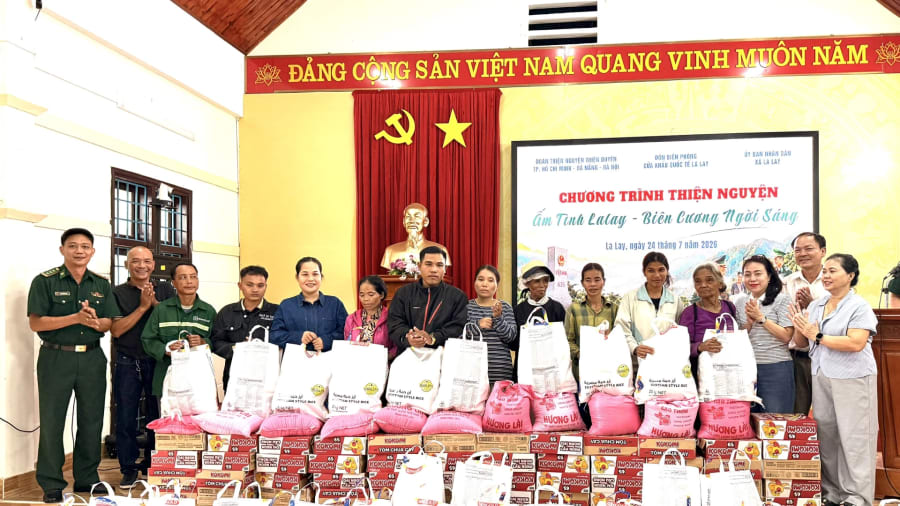Đoàn thiện nguyện trao quà cho các hộ gia đình có hoàn cảnh khó khăn - Ảnh: Hoàng Hùng