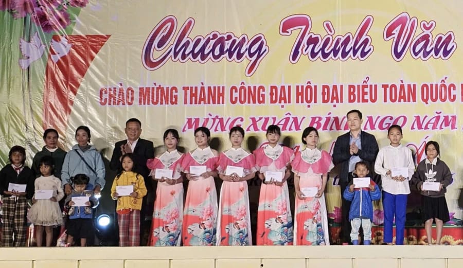 Nhà báo Đăng Đức(thứ 4 từ phải sang) trao quà của bạn đọc Báo Giáo dục và Thời đại tại xã Tà Rụt - Ảnh: NVCC