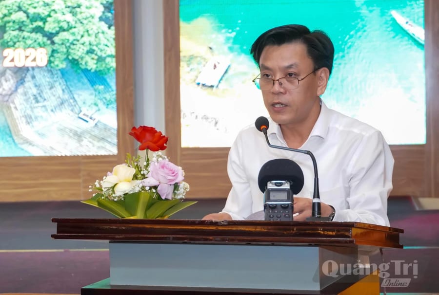 Đại diện lãnh đạo Sở Văn hoá, Thể thao và Du lịch công bố quyết định của UBND tỉnh công nhận Khu du lịch Phong Nha-Kẻ Bàng là Khu du lịch cấp tỉnh - Ảnh: N.H
