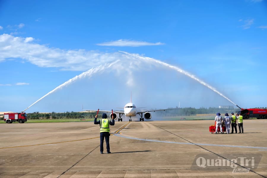 Nghi thức phun vòi rồng chào mừng khoảnh khắc đặc biệt đánh dấu đường bay Cam Ranh – Đồng Hới chính thức được đưa vào khai thác - Ảnh: T.Đ