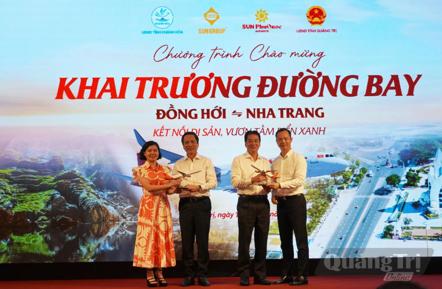 Tập đoàn Sun Group và Sun PhuQuoc Airways tặng quà lưu niệm tỉnh Khánh Hòa và Quảng Trị - Ảnh: X.P