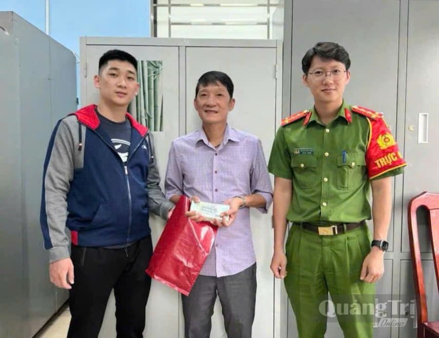 Anh Hoàng Quang Minh trao trả lại số tiền cho anh Nguyễn Hải Sơn - Ảnh: T.Đ
