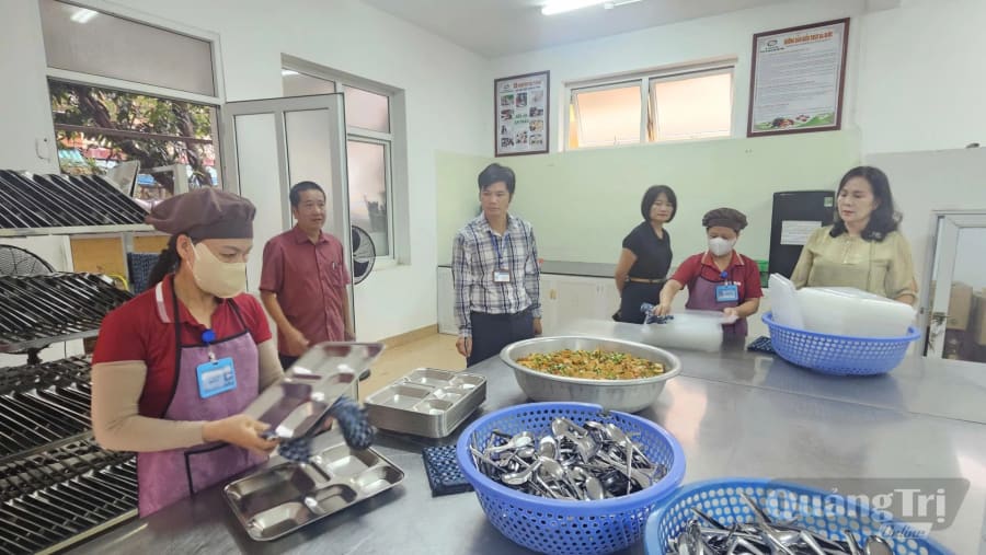 Kiểm tra điều kiện vệ sinh và quy trình chế biến thực phẩm tại bếp ăn trường học-Ảnh: PK
