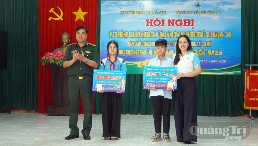 Hội LHPN phường Bắc Gianh và Đồn Biên phòng Cửa khẩu Cảng Gianh trao kinh phí đỡ đầu cho các cháu - Ảnh: N.M