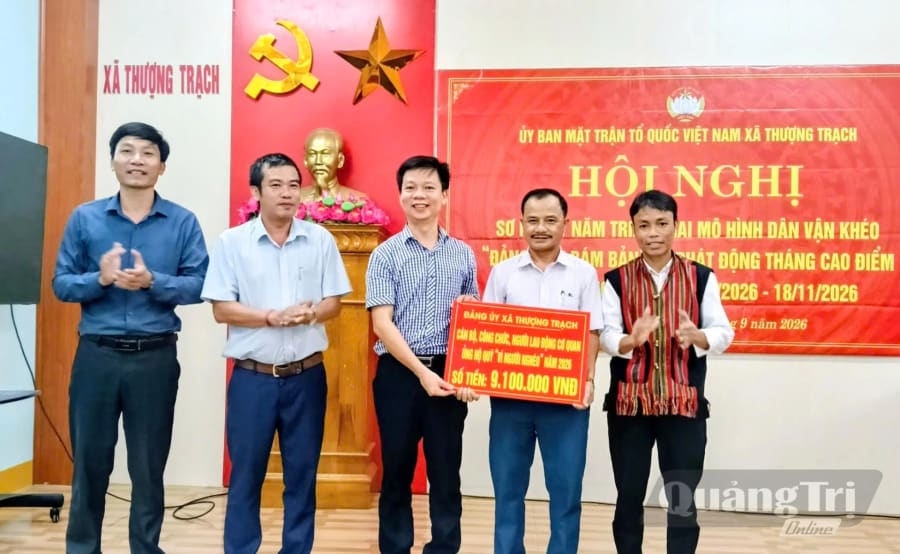 Khối Đảng ủy xã Thượng Trạch tham gia ủng hộ tại buổi phát động Tháng cao

điểm “Vì người nghèo”